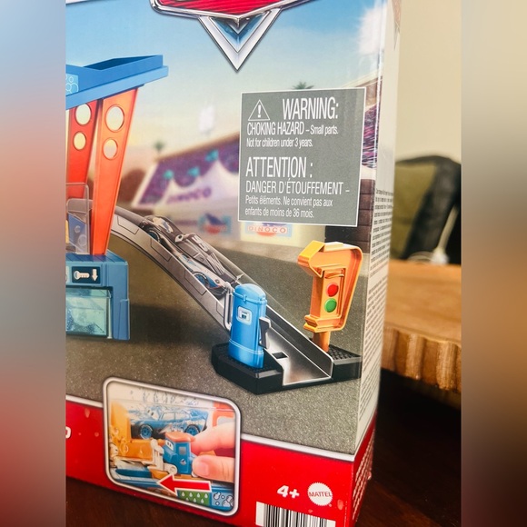 Disney Pixar Cars Dinoco Car Wash Playset with Toy Pitty & Color-Change Lightnin - Picture 4 of 8